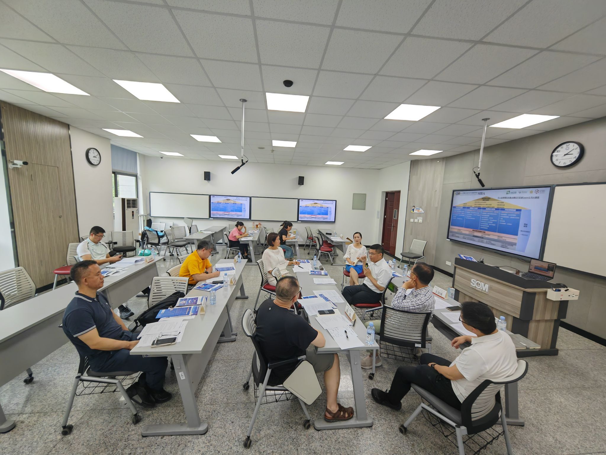 凝产业之力 探育人之道——学院召开2026级MBA培养方案研讨会
