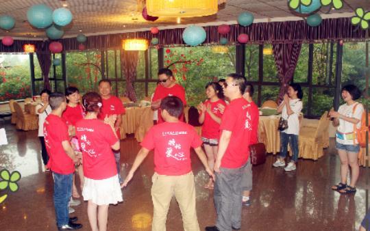 成电MBA开展“关爱盲人光明行”慈善公益活动