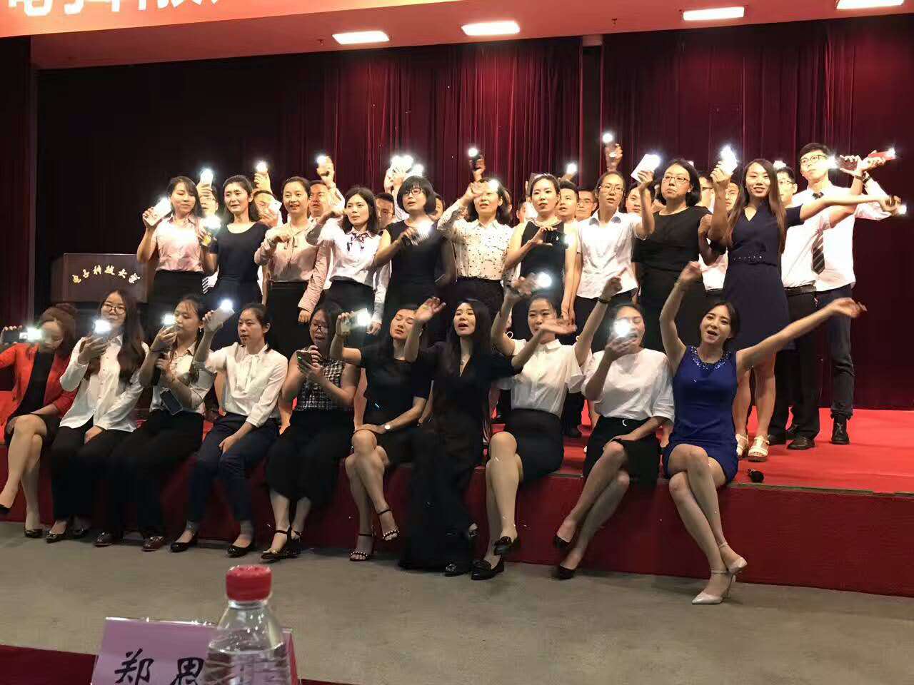 电子科技大学2017级MBA新生领证后的精彩班级展示