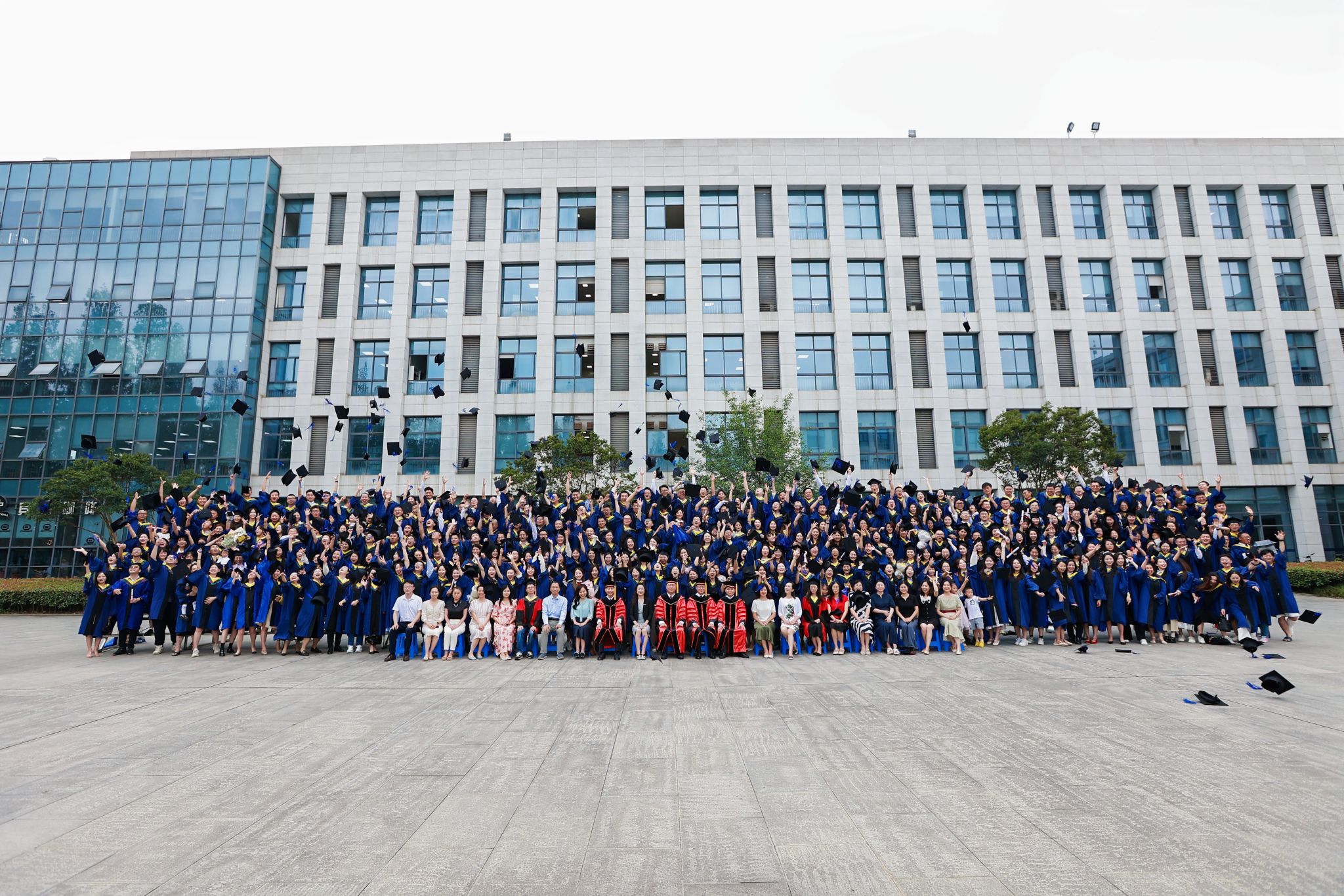 电子科技大学2024届MBA毕业生授位典礼隆重举行