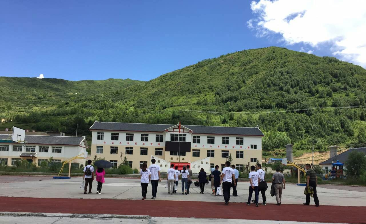 【慈善报道】萤火之光小组为松潘县十里乡小学捐赠图书和电脑