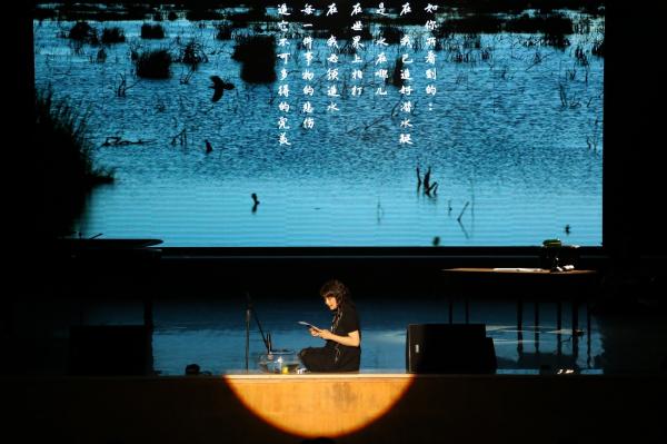 【学校新闻】著名诗人翟永明回母校为学弟学妹深情吟唱